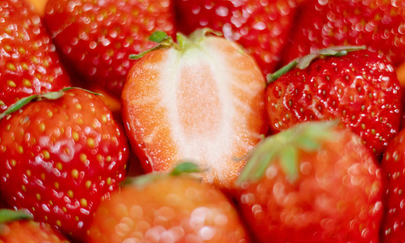 鲜红草莓特写图片
