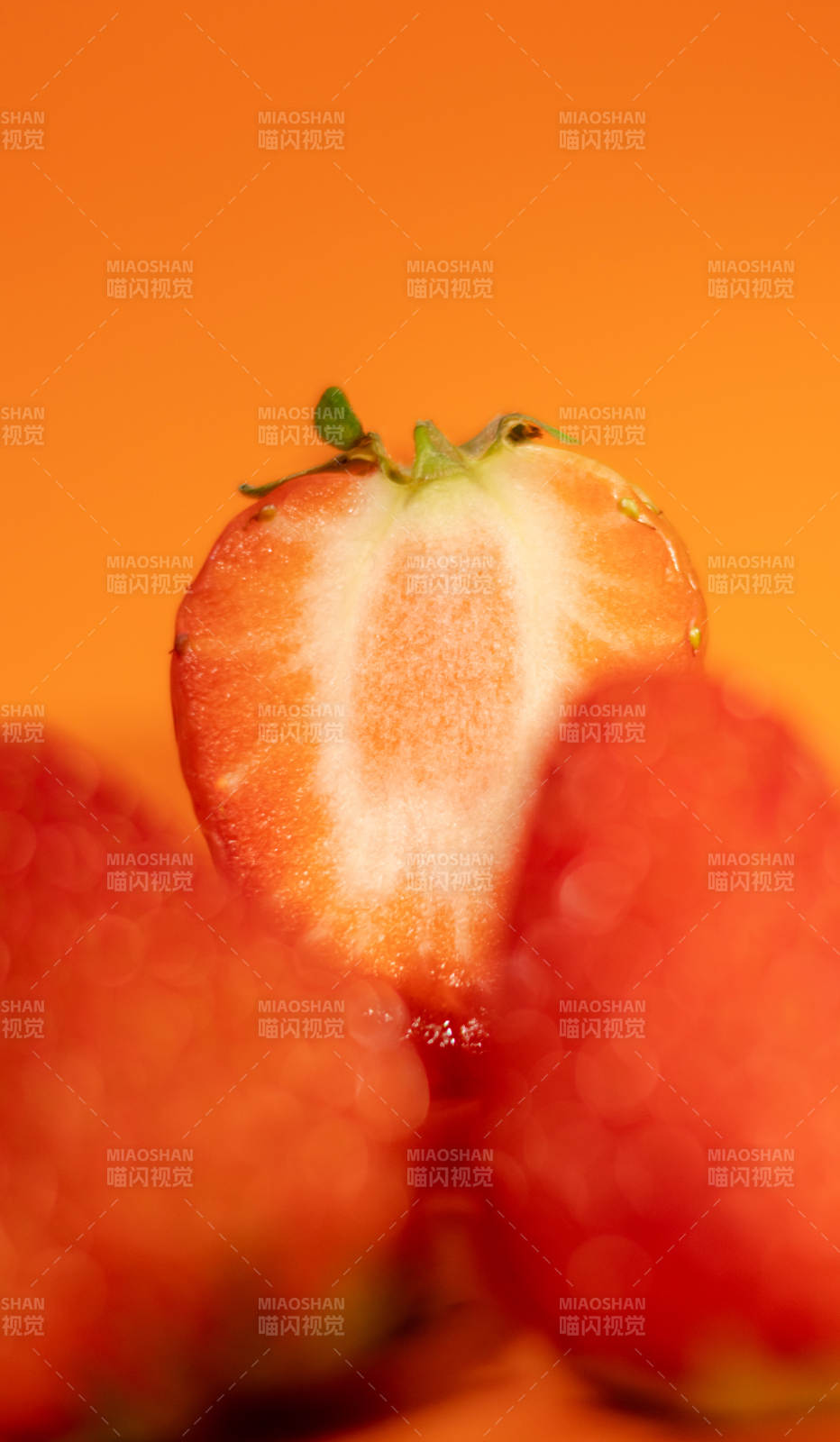草莓切面 橙色背景图片
