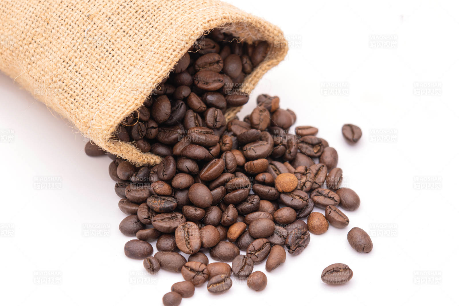 咖啡豆洒落袋中图片