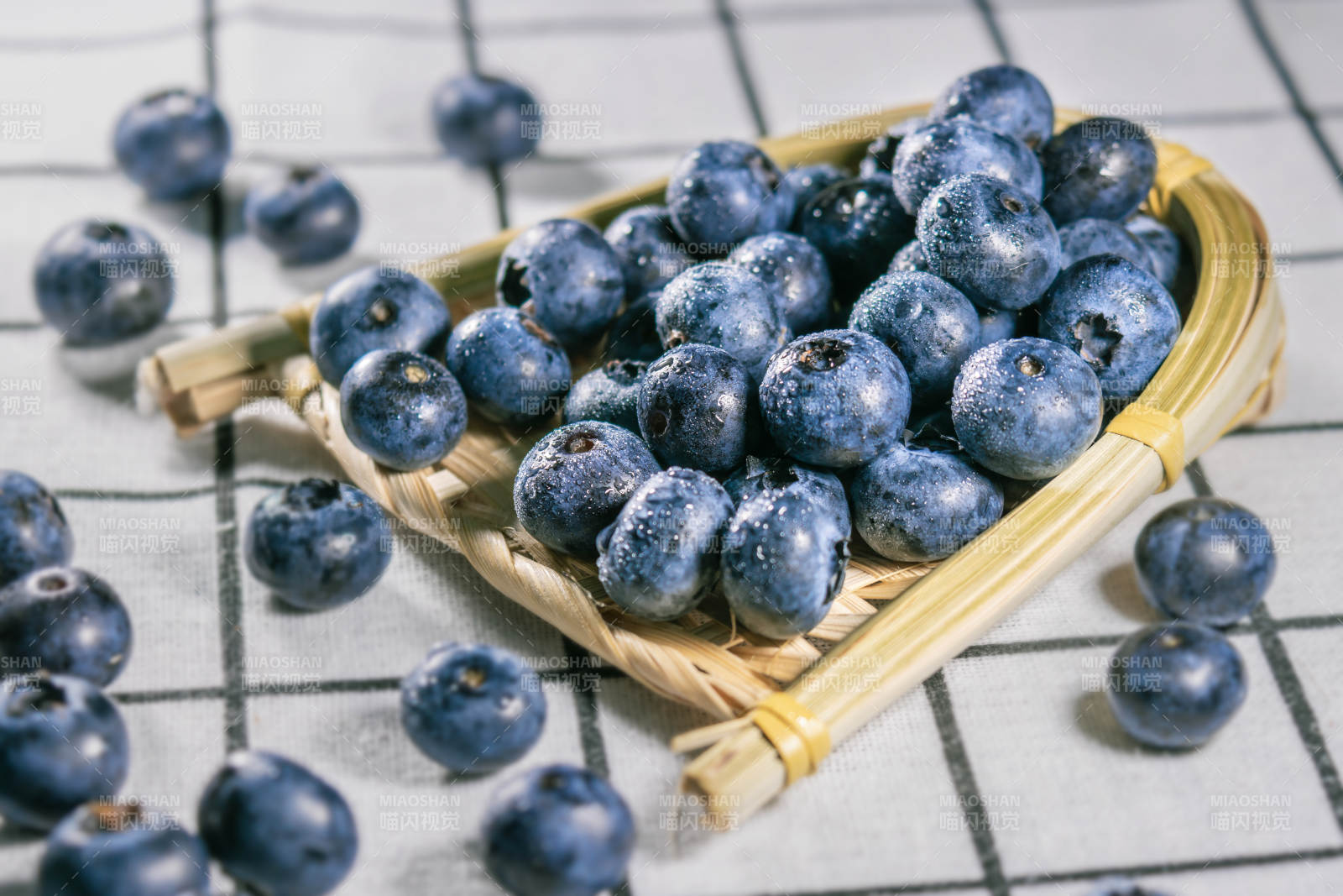 蓝莓盛满竹篮图片