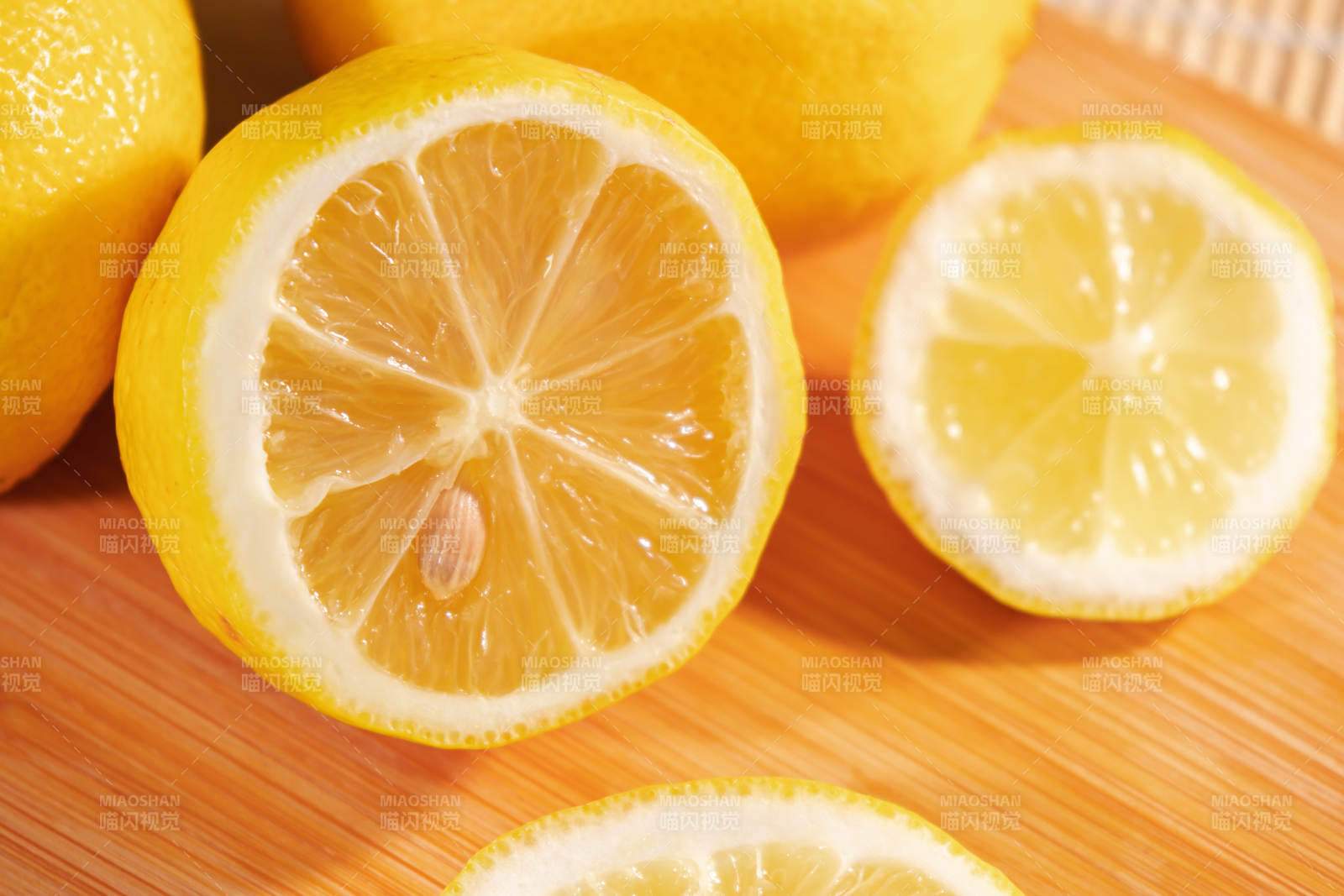新鲜柠檬切片特写图片
