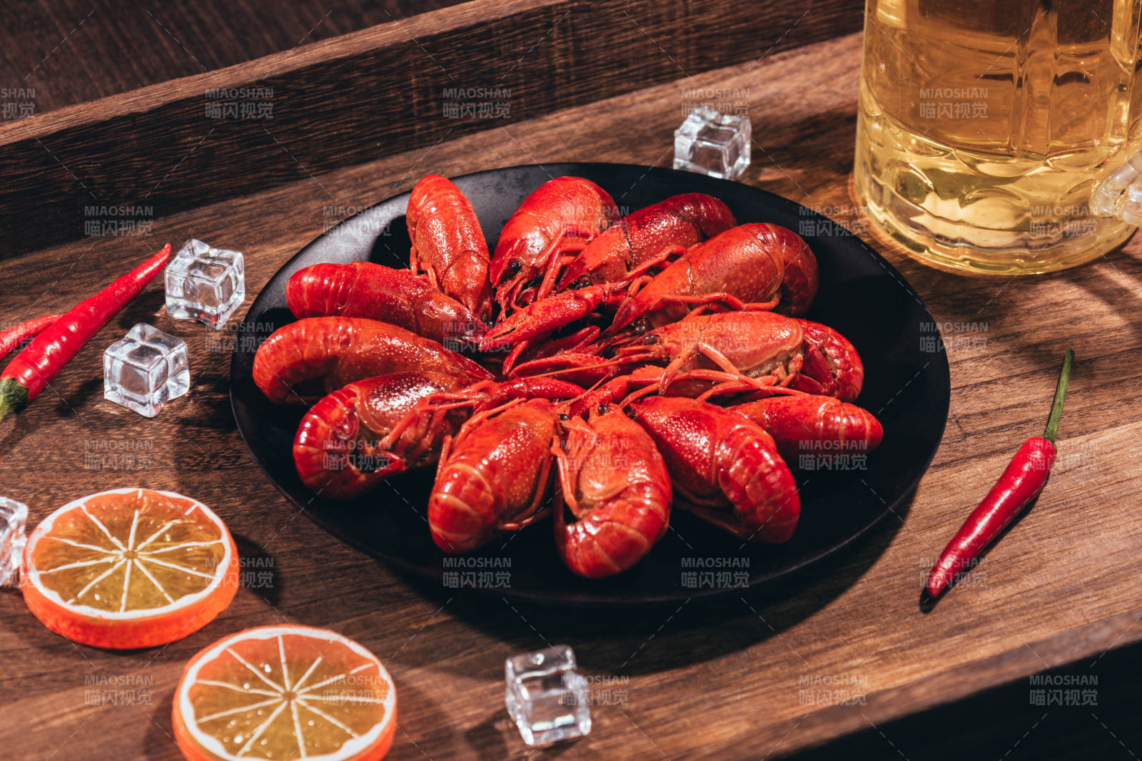 麻辣小龙虾配啤酒图片