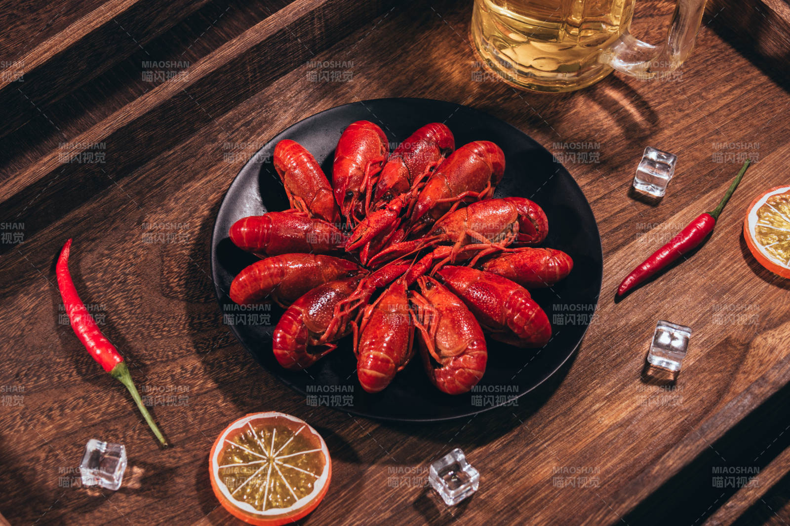 麻辣小龙虾配啤酒图片