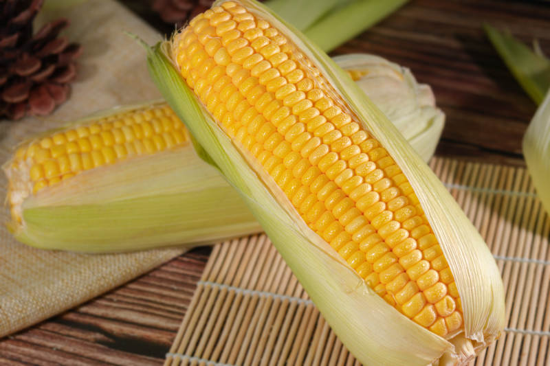 金黄玉米鲜嫩诱人图片