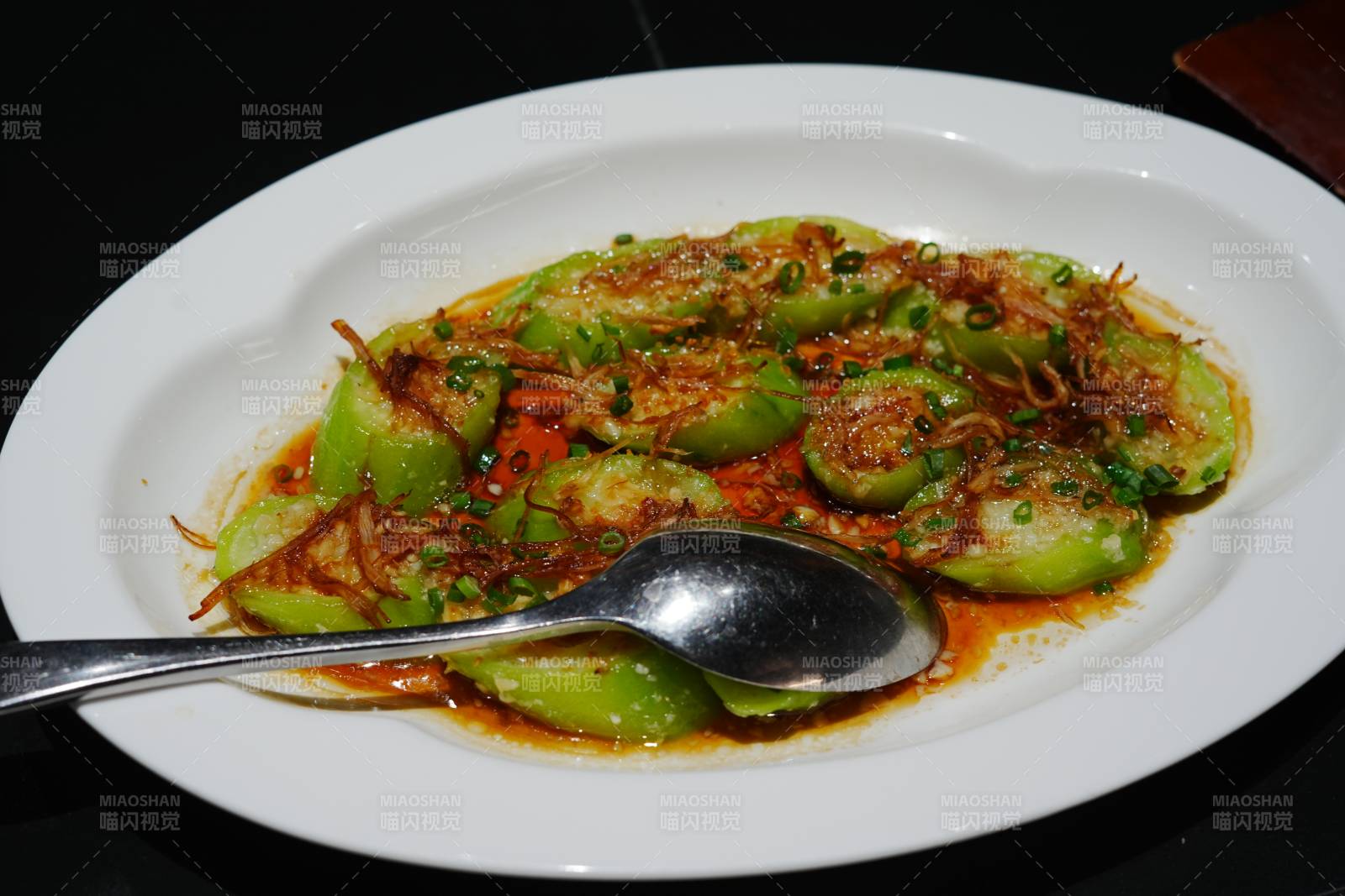 丝瓜配酱汁图片