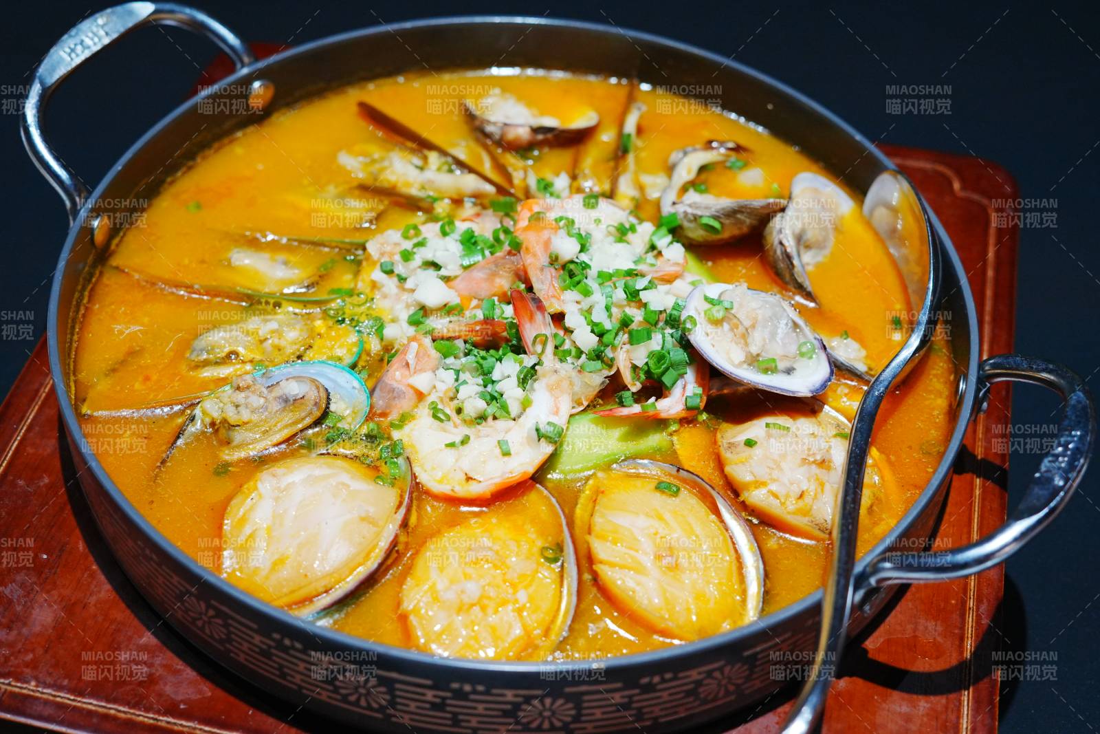 海鲜浓汤锅图片