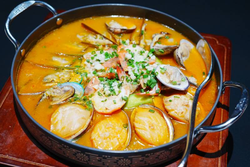 海鲜浓汤锅图片