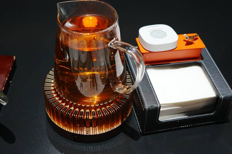 茶壶与纸巾盒静物图片