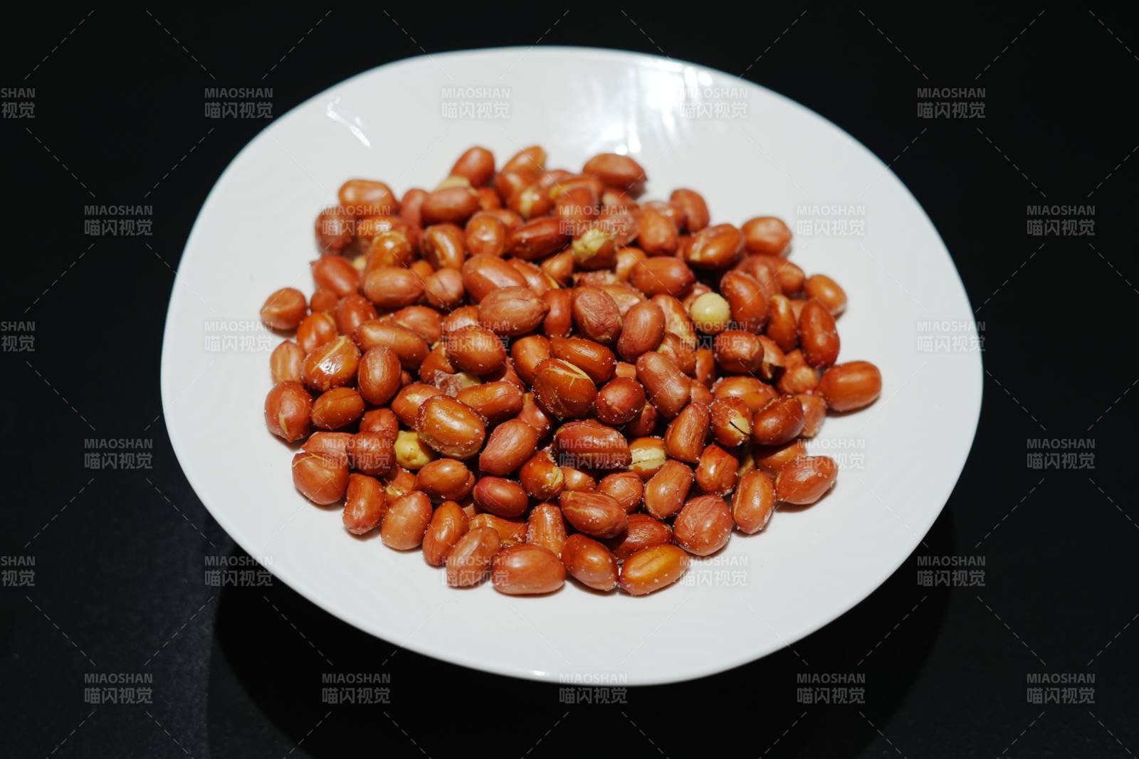 盘中的红花生米图片
