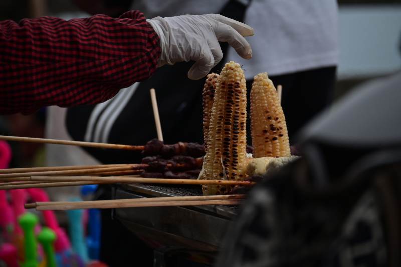 烤玉米与香肠串图片