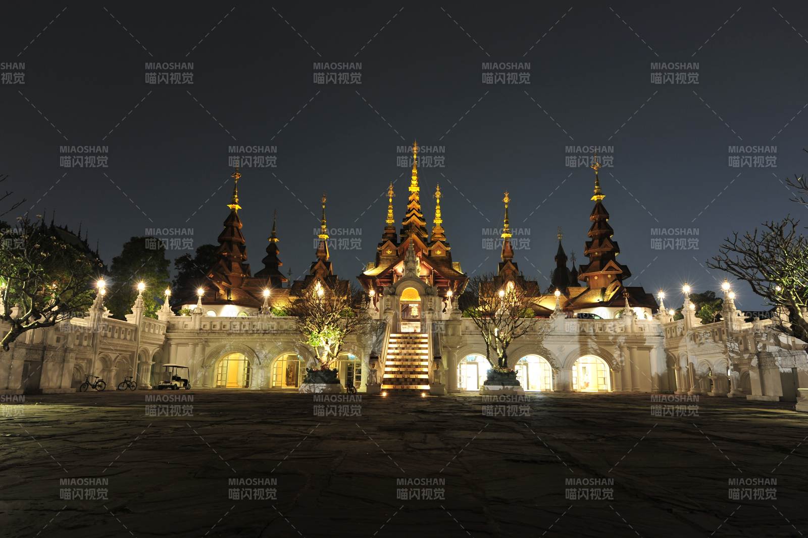 泰国清迈夜幕下的宏伟寺庙图片