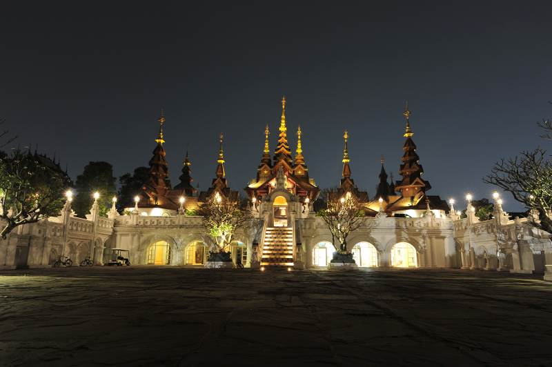 泰国清迈夜幕下的宏伟寺庙图片