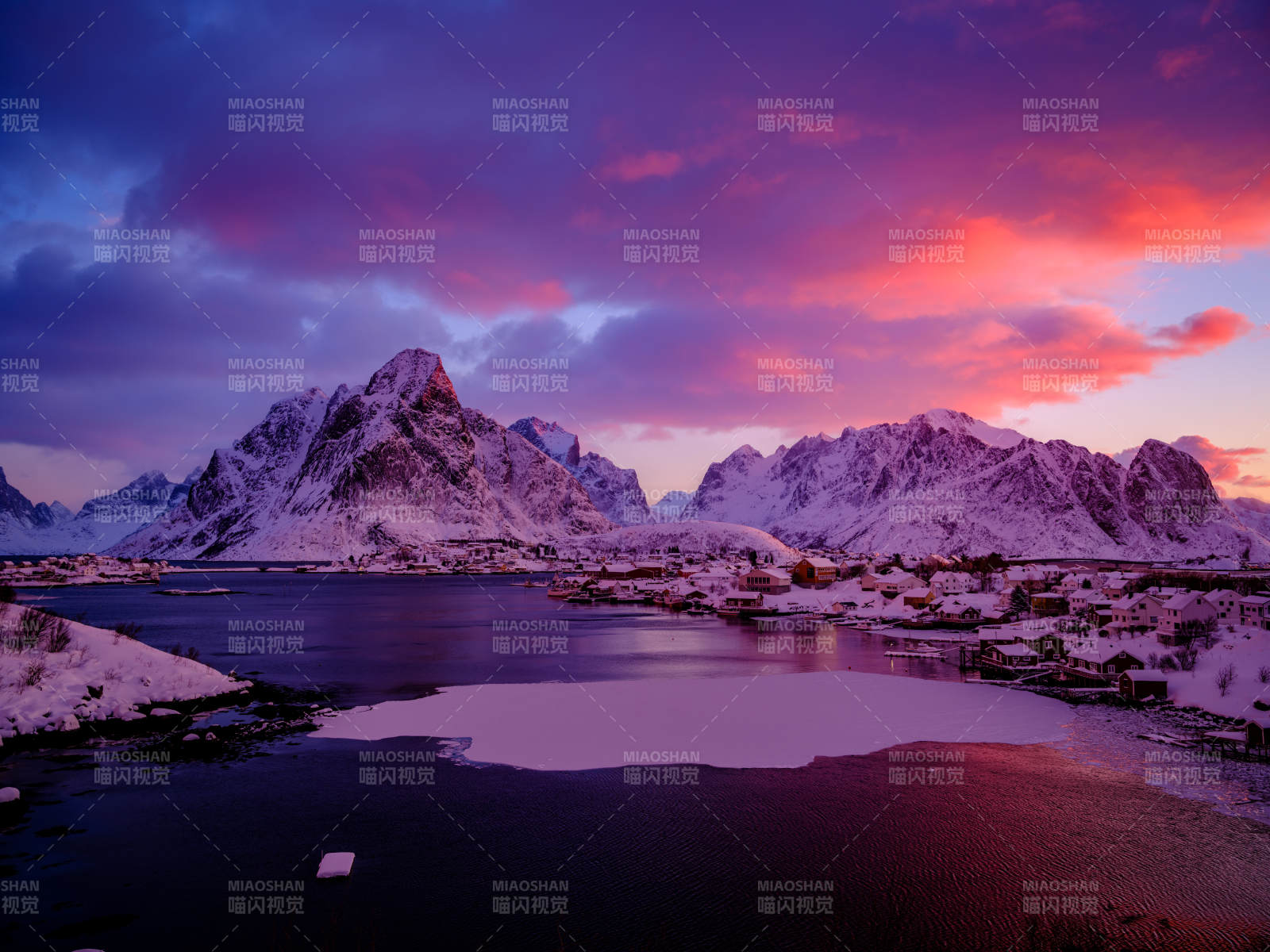 雪峰映霞光图片