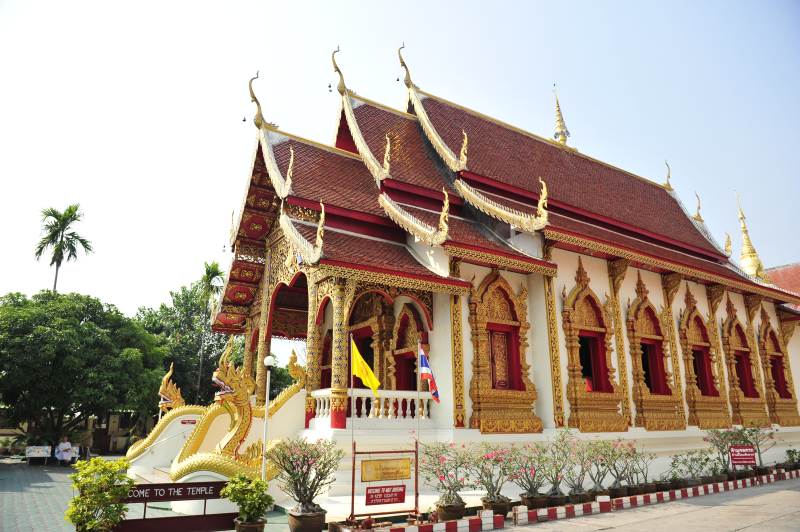 泰国清迈金碧辉煌的寺庙图片