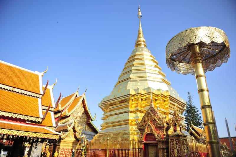 泰国清迈金碧辉煌的佛塔图片