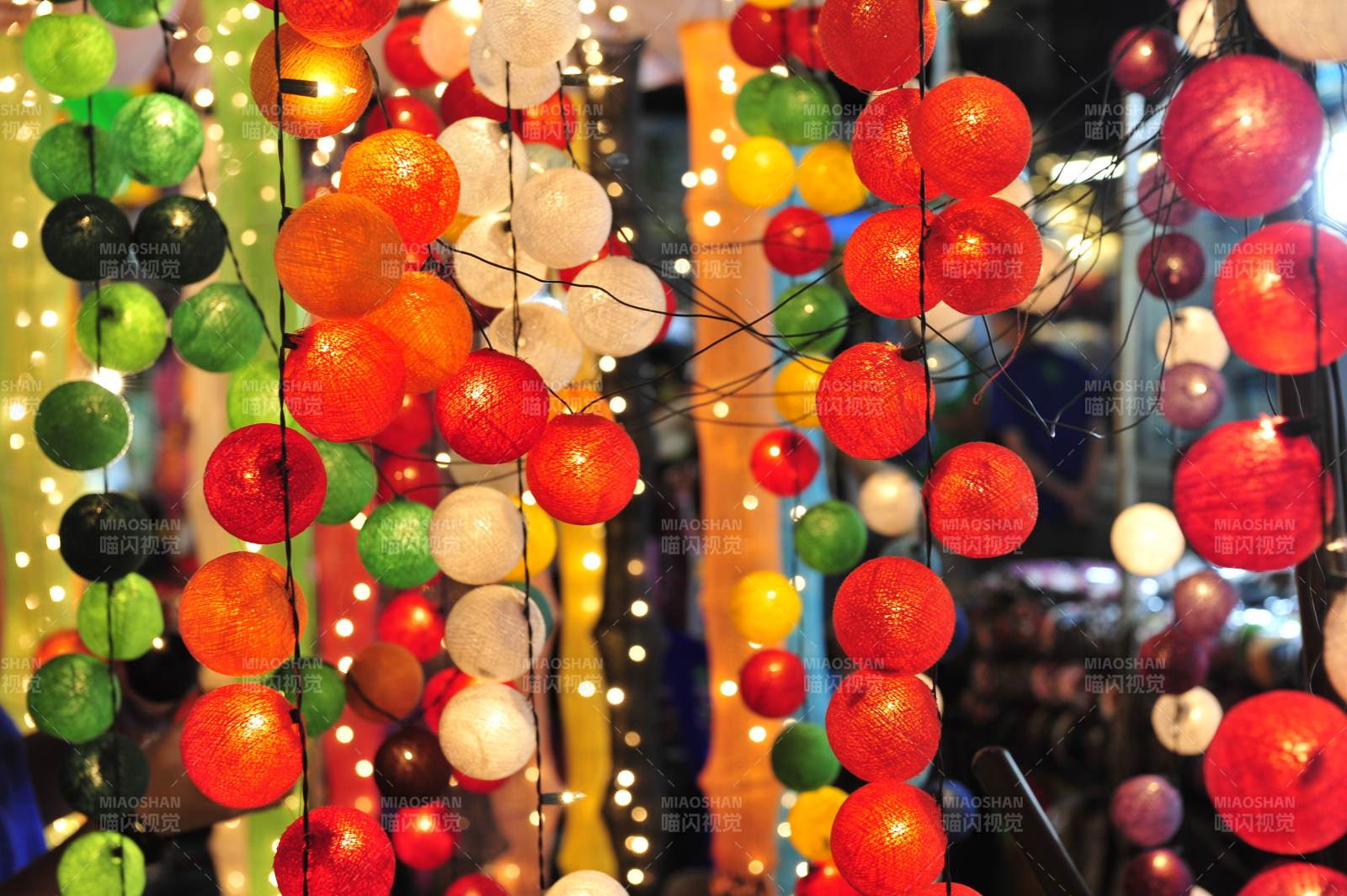 彩灯串串迎新春图片