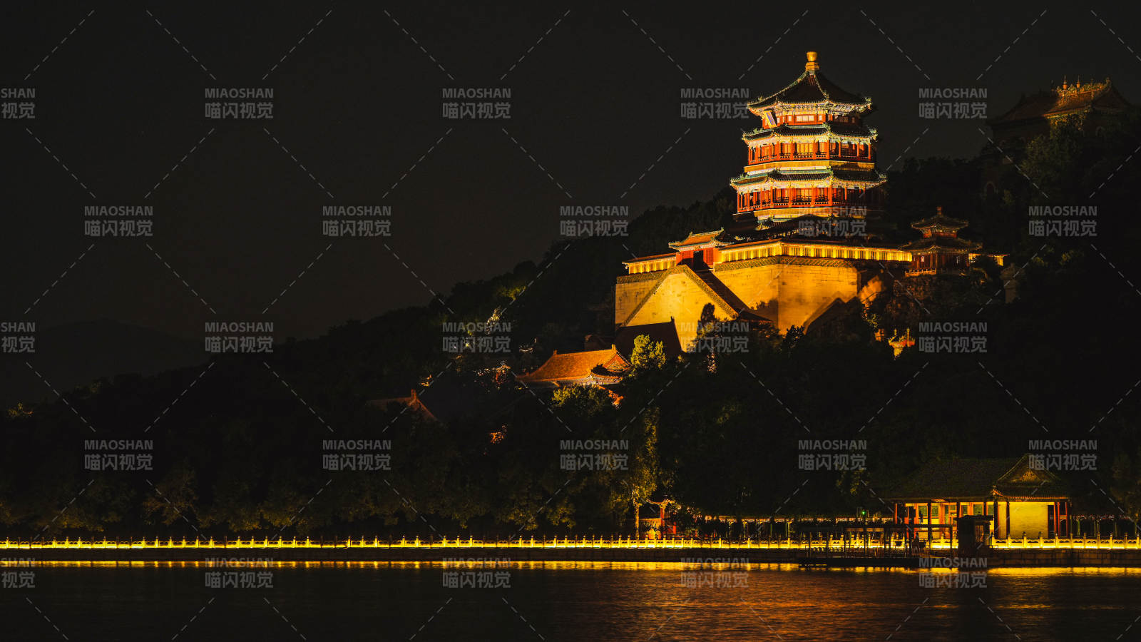 夜色中的古塔楼图片