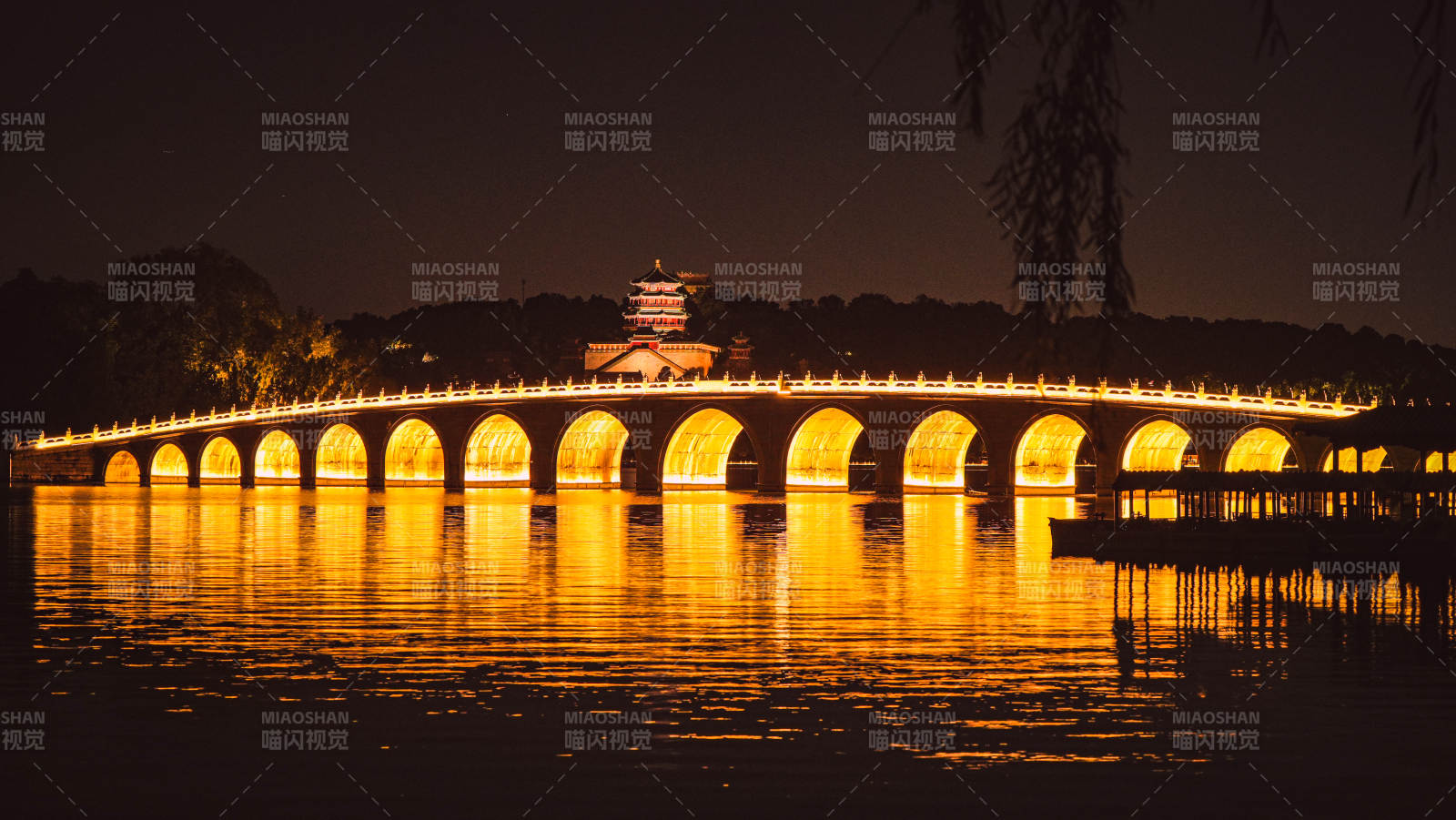 颐和园夜色中的十七孔桥图片