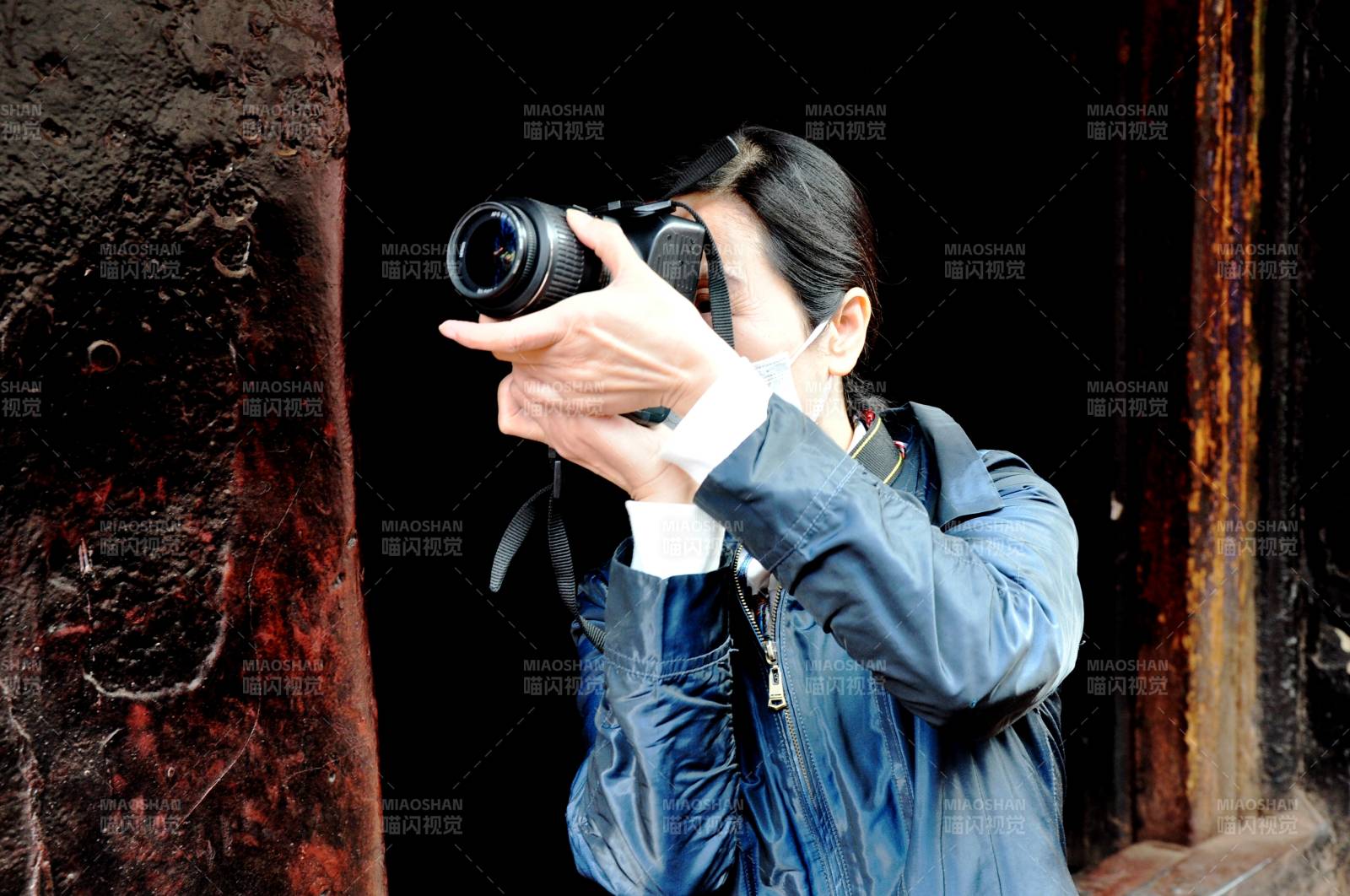 专注拍摄的瞬间图片