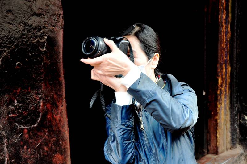 专注拍摄的瞬间图片