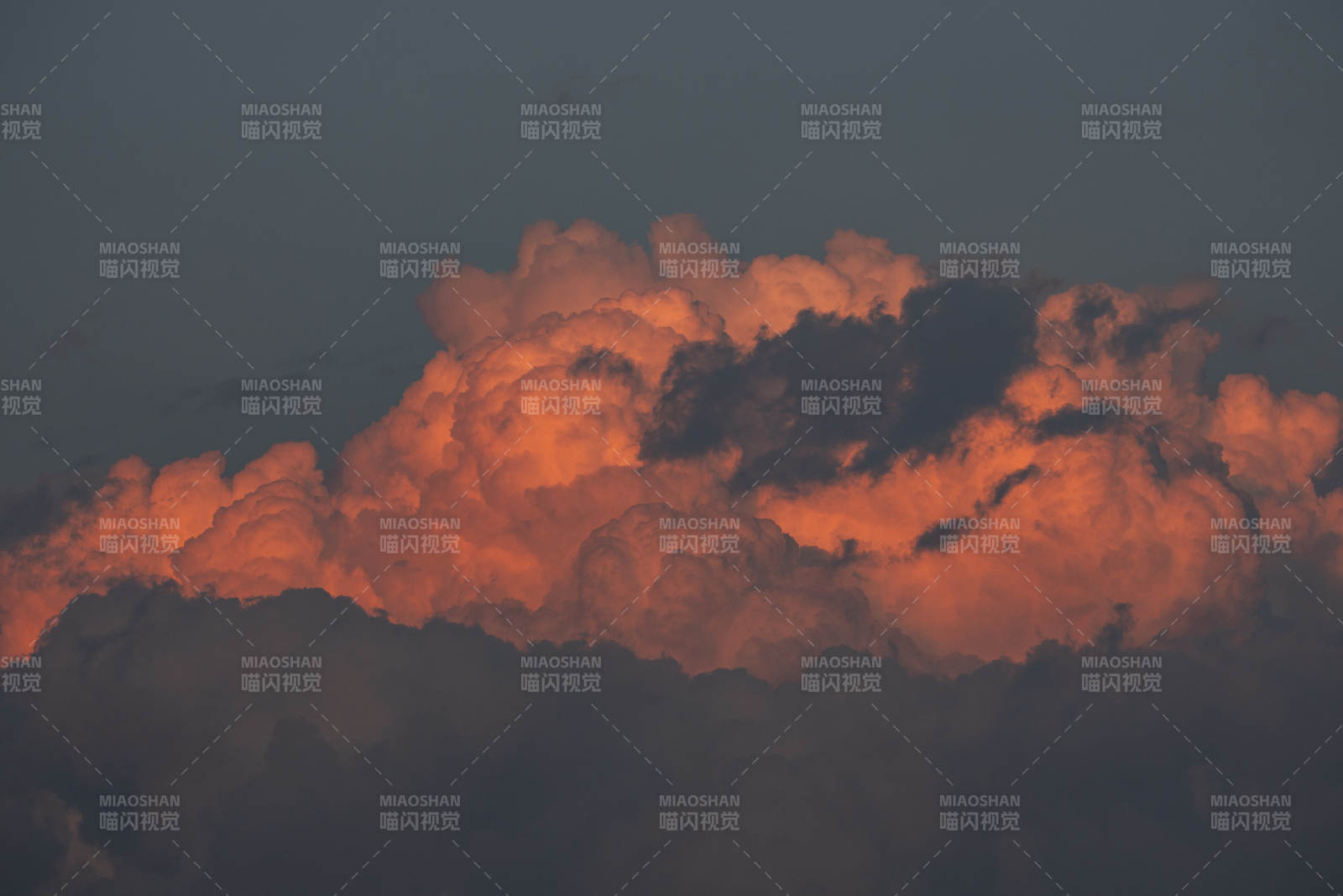 晚霞映云海图片