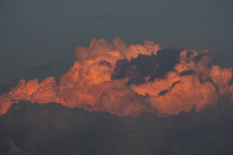 晚霞映云海图片