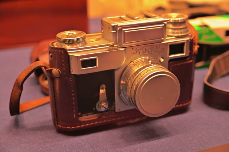 复古相机静置展示图片