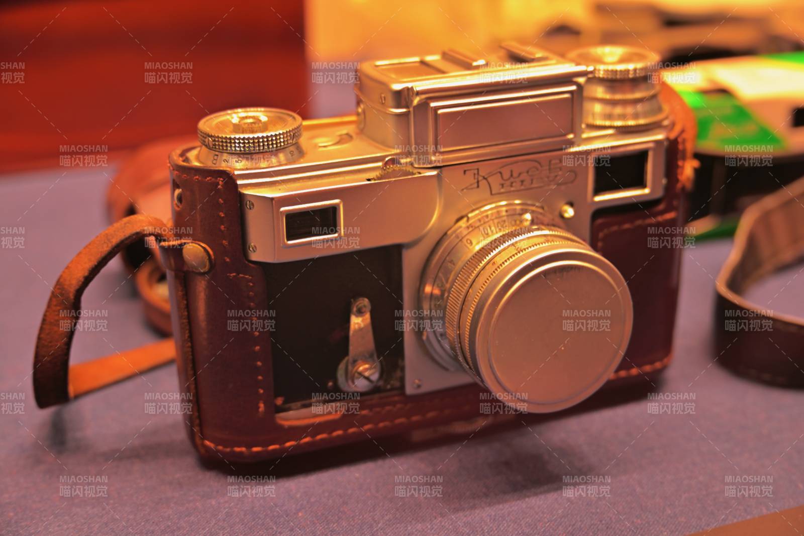 复古相机静置展示图片
