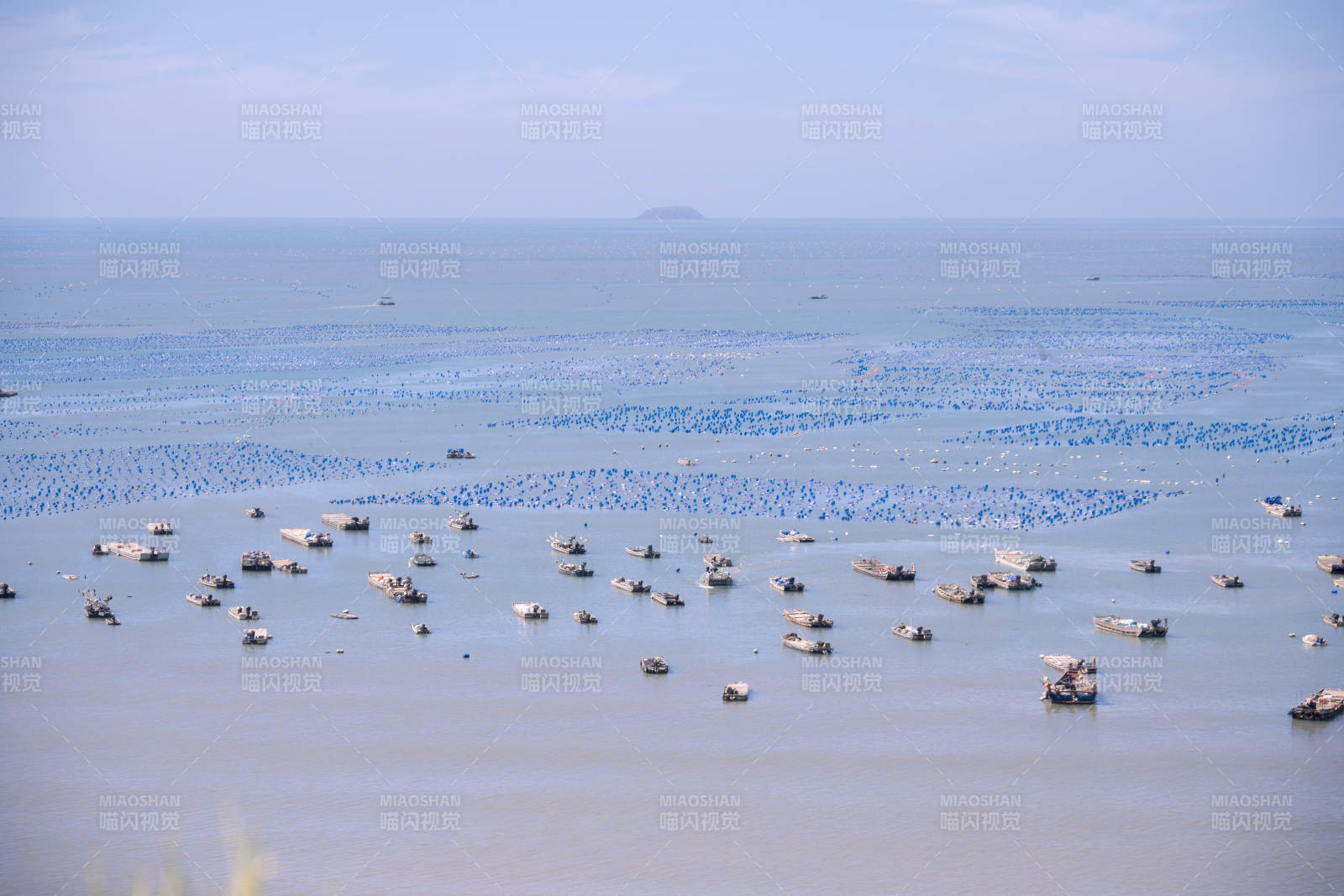 镇海角海上浮标渔船图片
