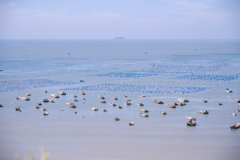 镇海角海上浮标渔船图片