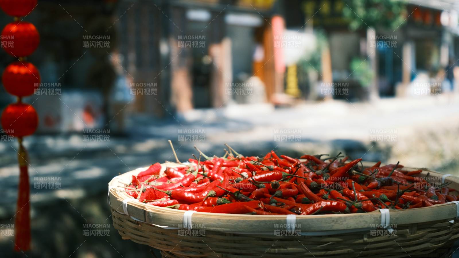 红椒满篮街头景图片