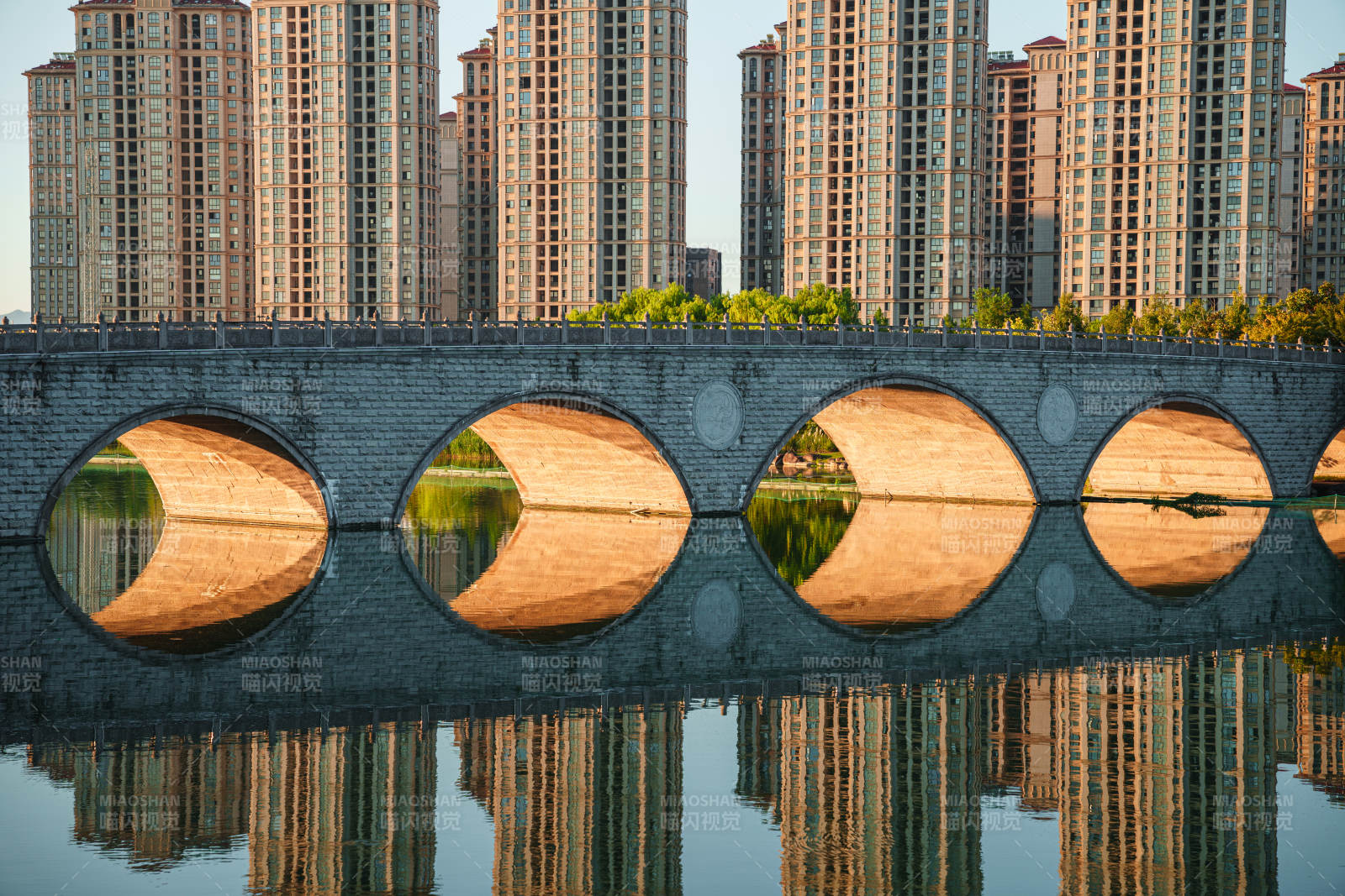绍兴迪荡湖景区高楼桥梁图片