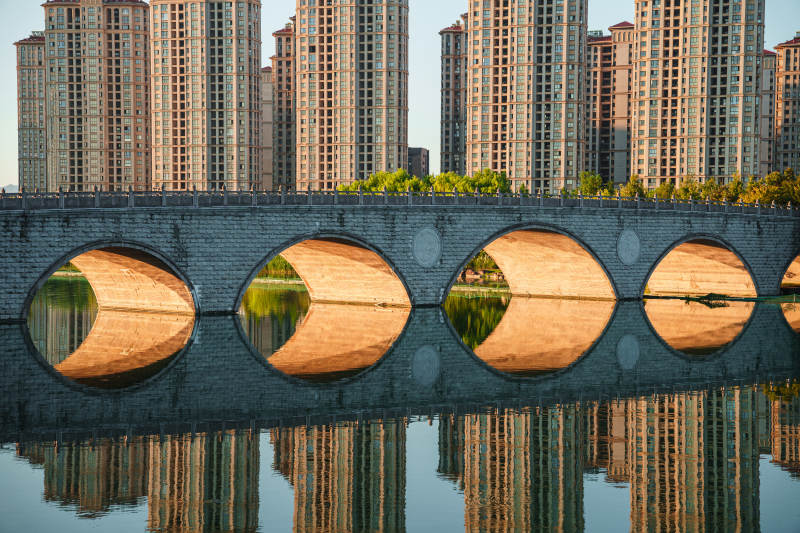 绍兴迪荡湖景区高楼桥梁图片