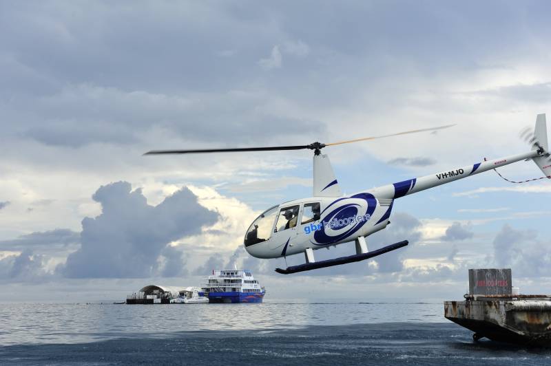 直升机海上飞行图片