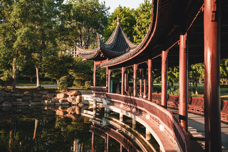 绍兴迪荡湖景区园林曲桥映碧水图片