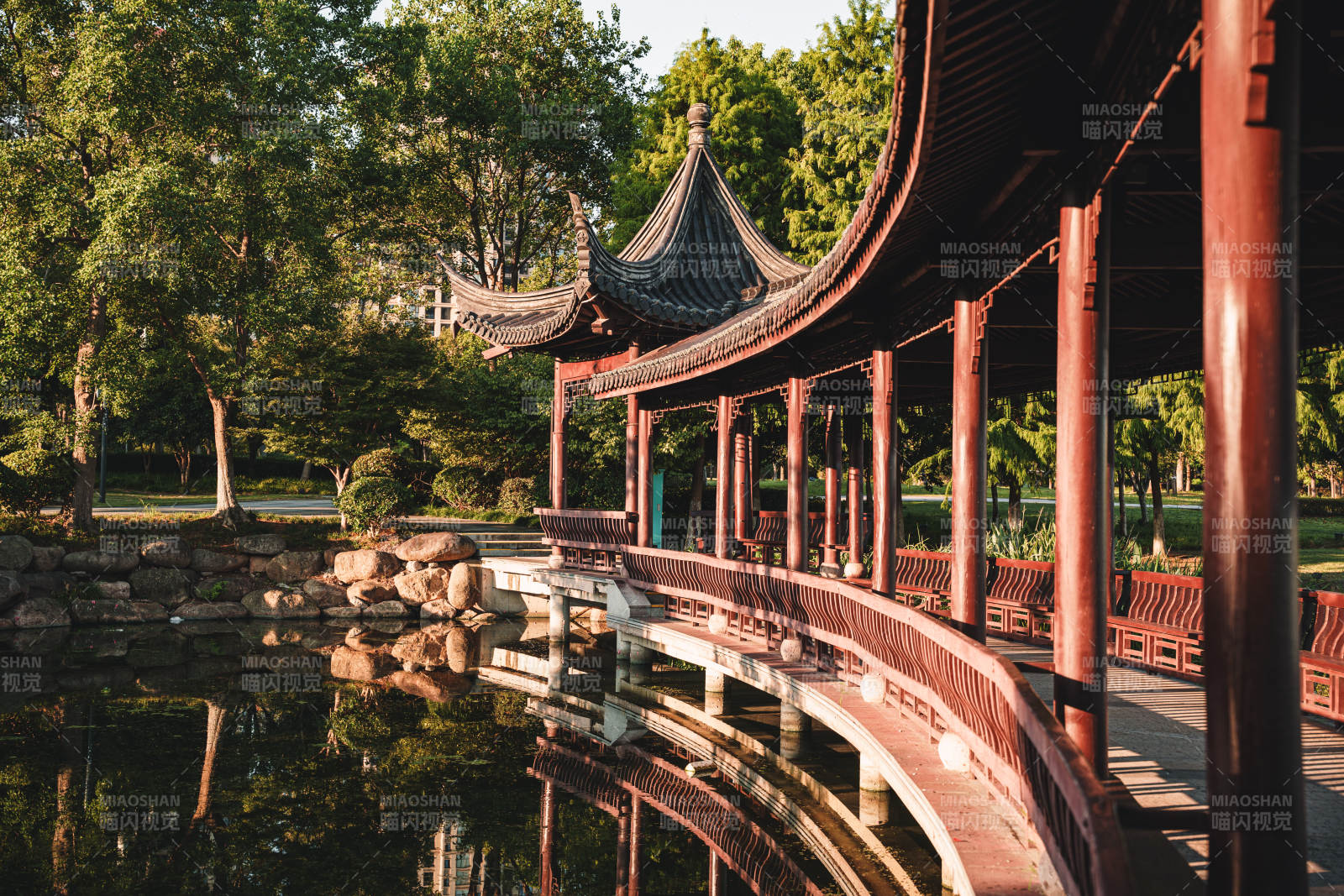 绍兴迪荡湖景区园林曲桥映碧水图片