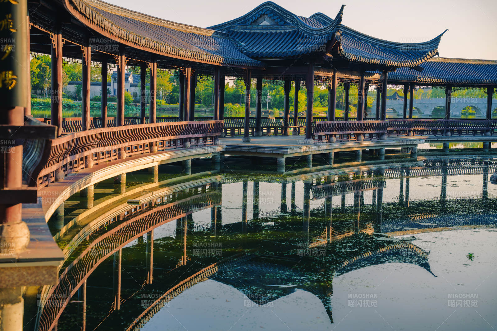 绍兴迪荡湖景区亭台倒影湖光图片