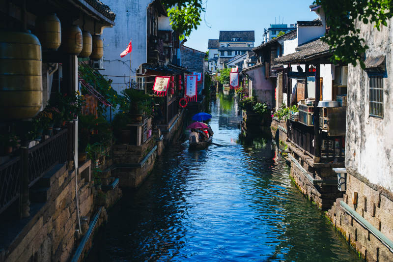 绍兴水乡小巷游船行图片