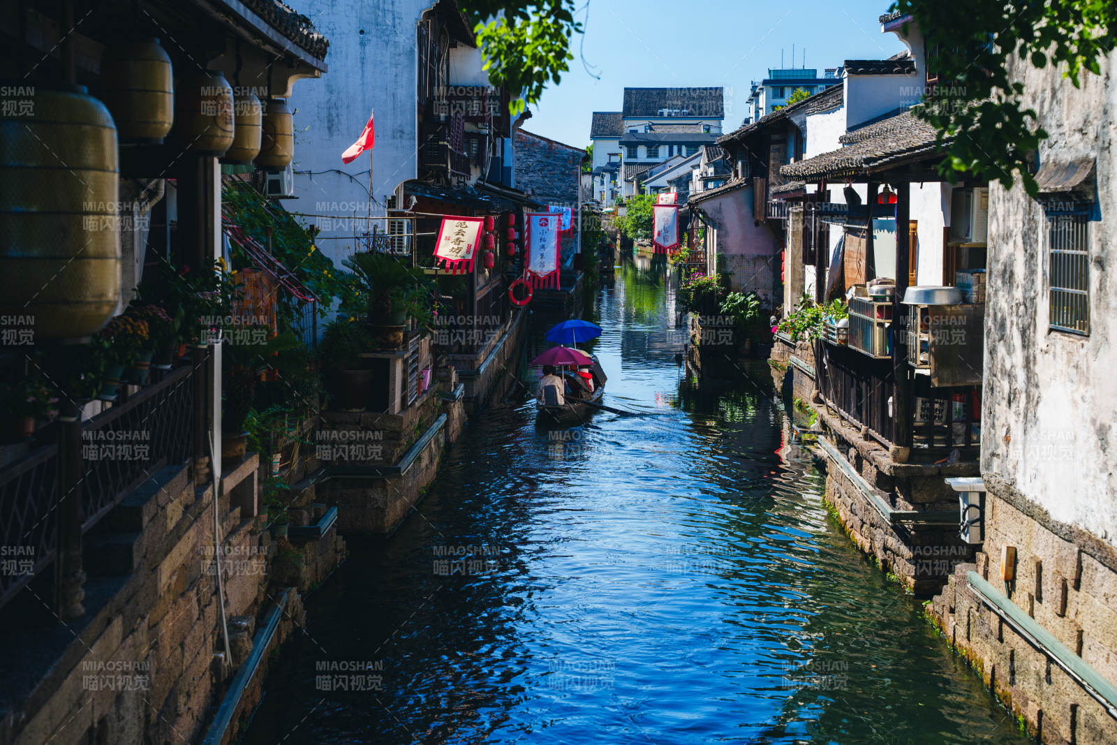 绍兴水乡小巷游船行图片