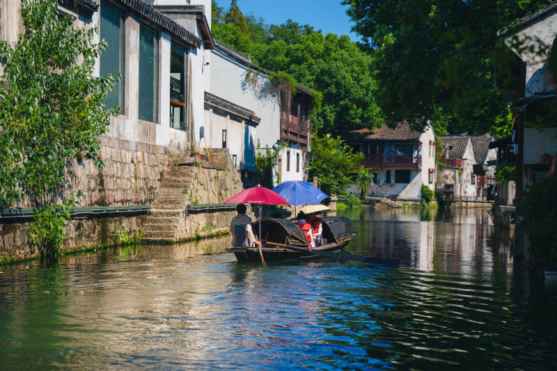 绍兴水乡小舟行图片