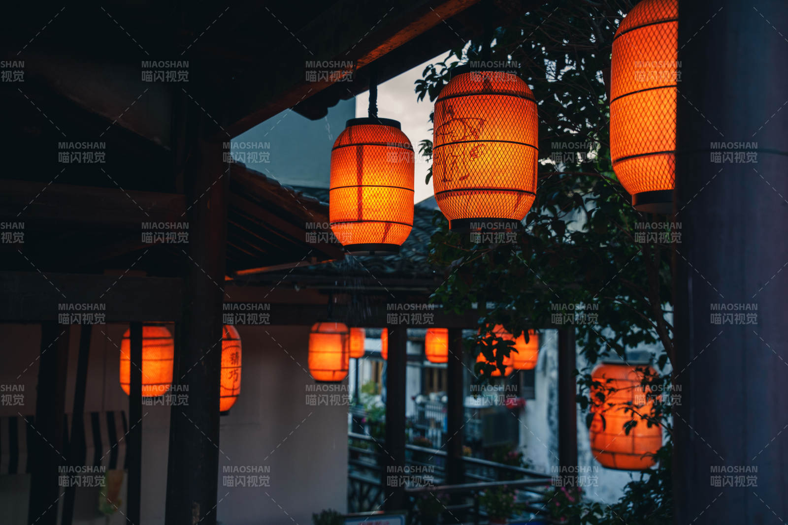 节日中的传统红色灯笼图片