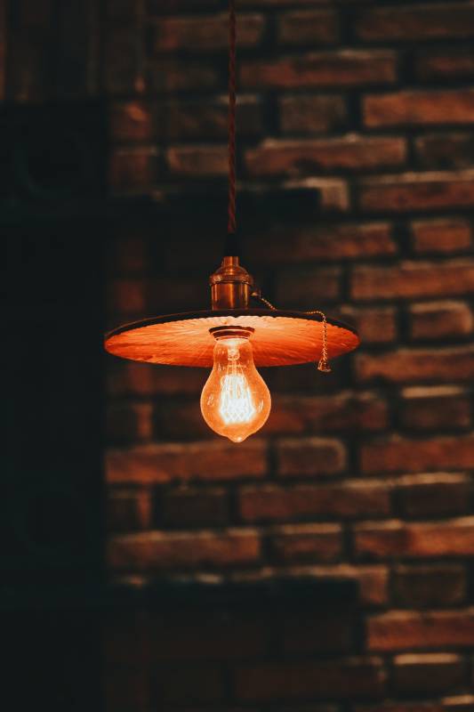 暖光灯下砖墙影图片