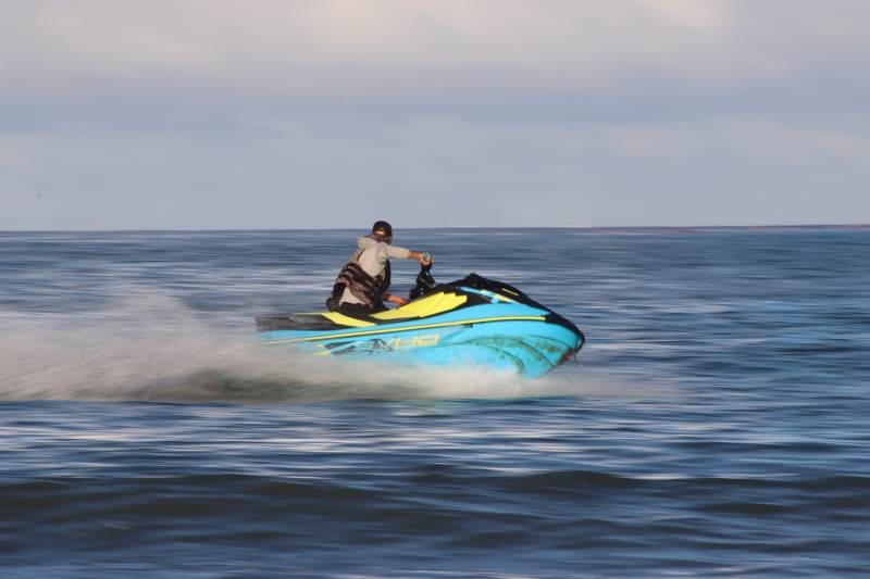 海上疾驰的摩托艇图片