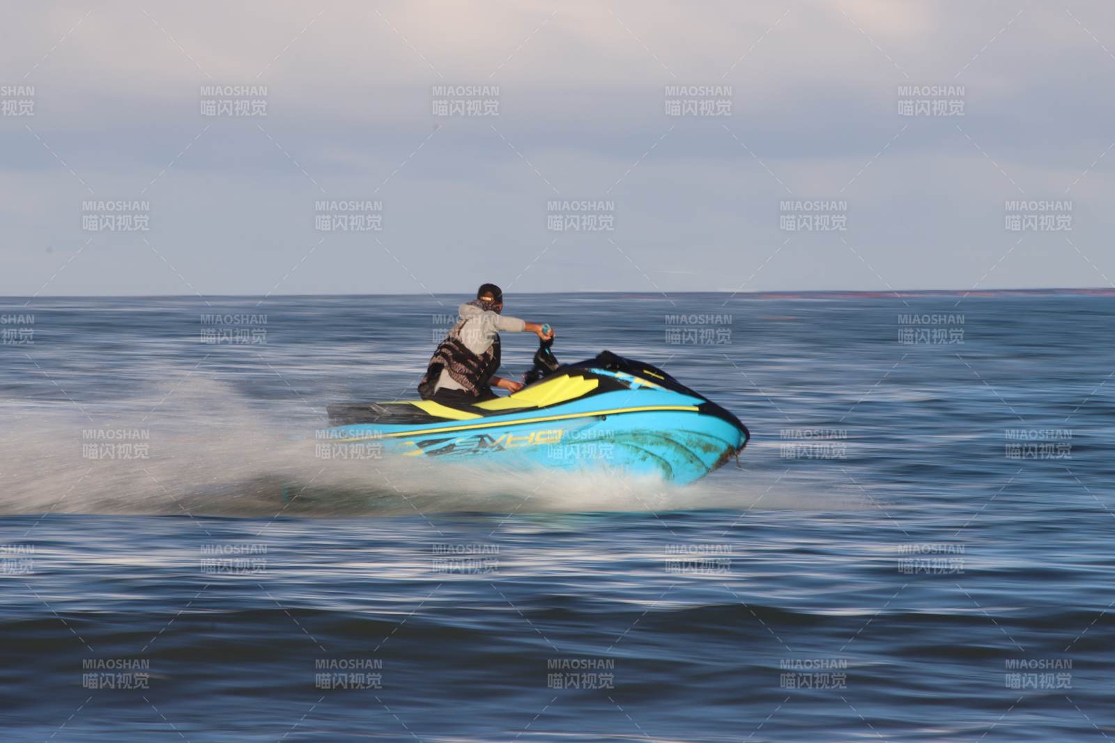 海上疾驰的摩托艇图片