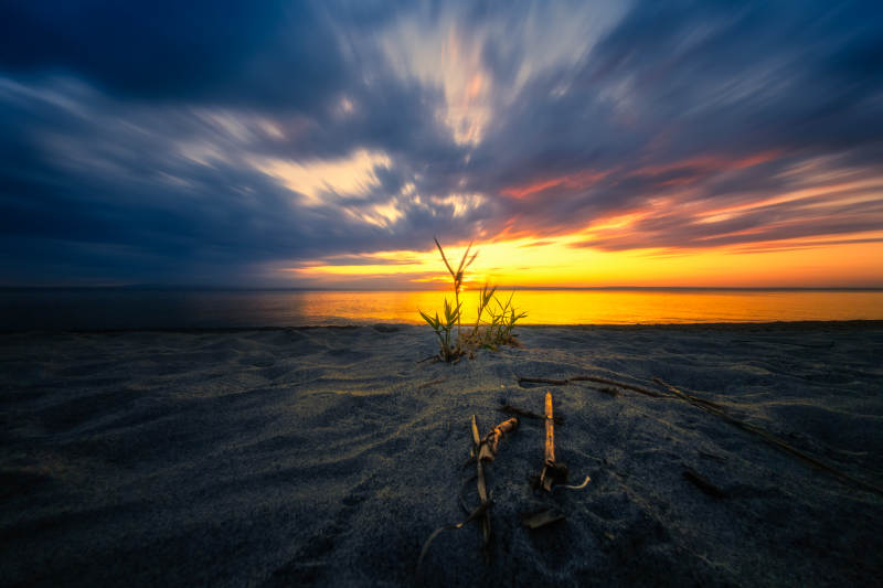 新疆乌伦古湖的日落图片