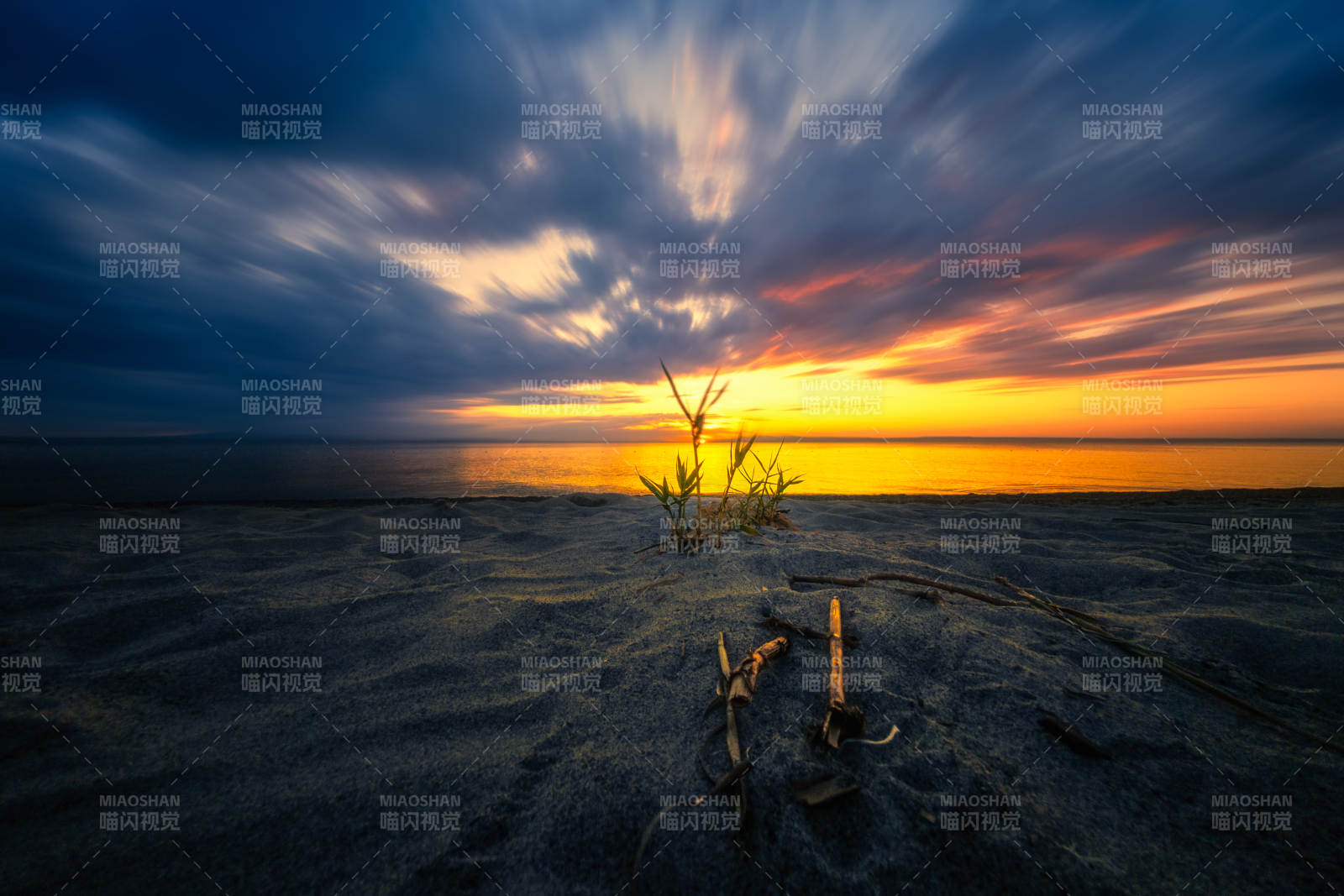 新疆乌伦古湖的日落图片