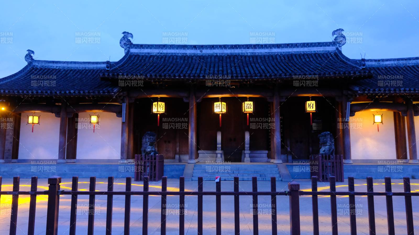 徽州歙县徽州古城古建筑夜景图片