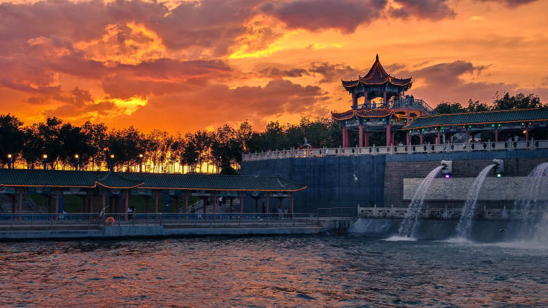 新疆克拉玛依九龙潭的晚霞图片