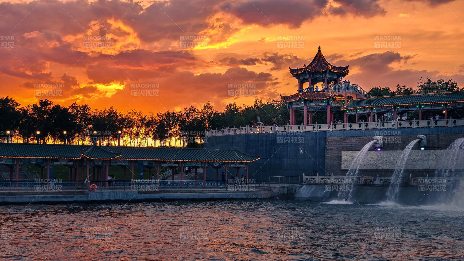 新疆克拉玛依九龙潭的晚霞图片