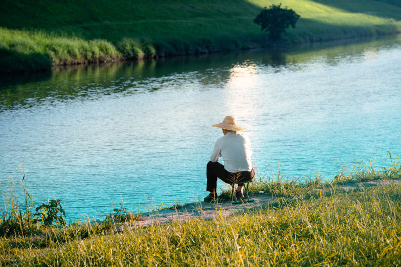 湖畔静坐垂钓人图片